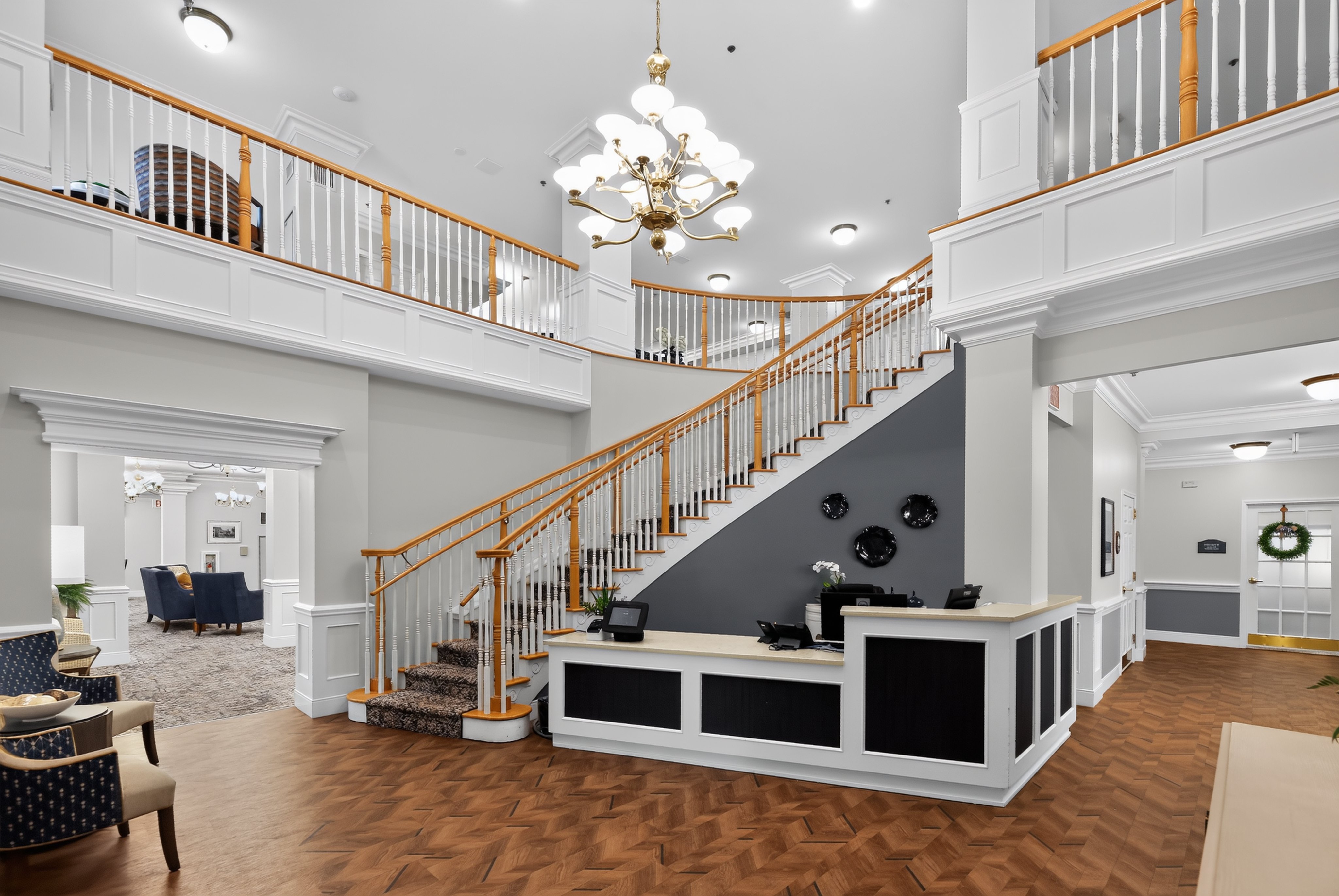06_291_Village_Rd_E-Foyer-7906